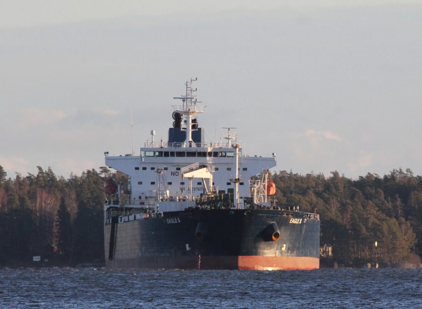 Alguien cortó cinco cables submarinos en el Báltico. Finlandia ya señala como responsable a un barco de la “flota en la sombra”