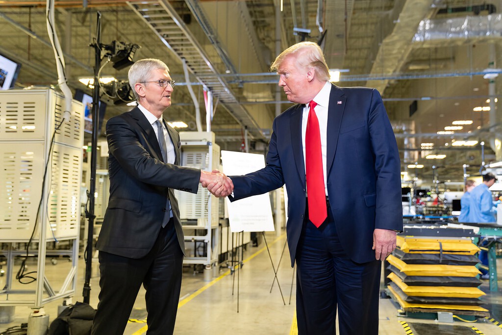 EEUU amenazó a Apple para que fabricase el iPhone en casa. Apple ya está pasando por el aro