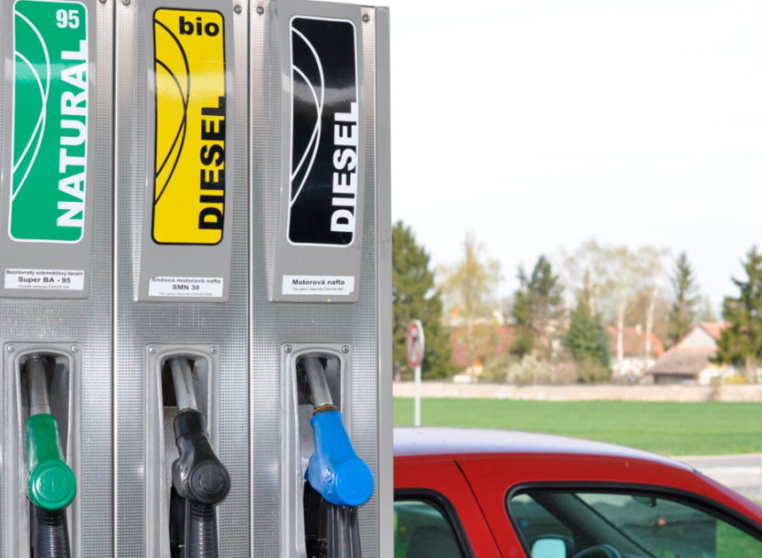 Mientras el petróleo se hunde en los mercados, el surtidor no: el misterio del precio de la gasolina
