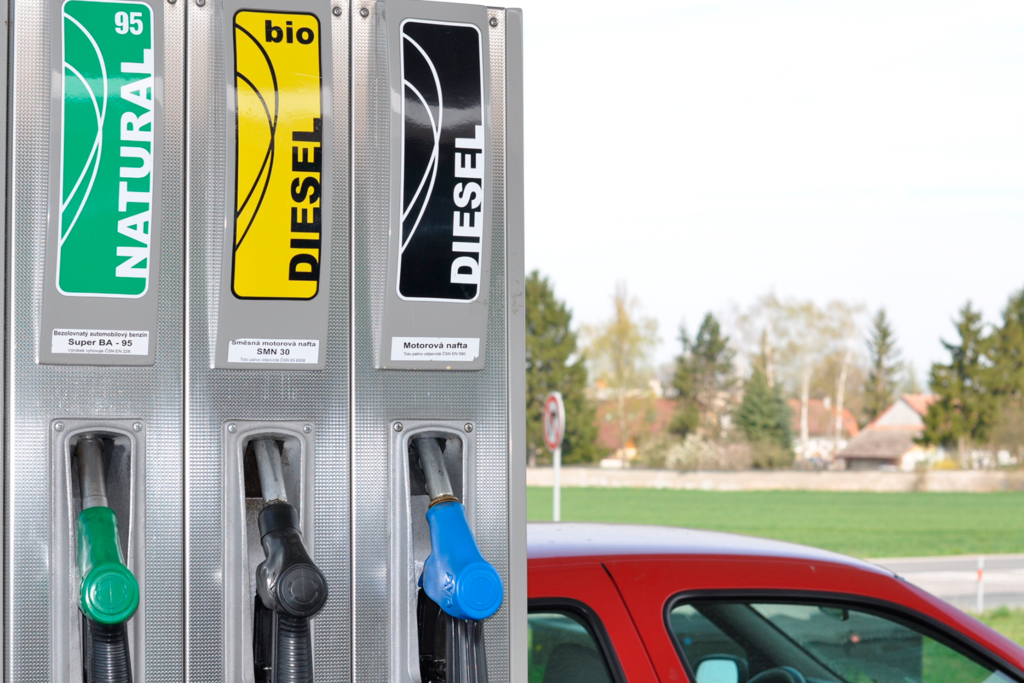 Mientras el petróleo se hunde en los mercados, el surtidor no: el misterio del precio de la gasolina