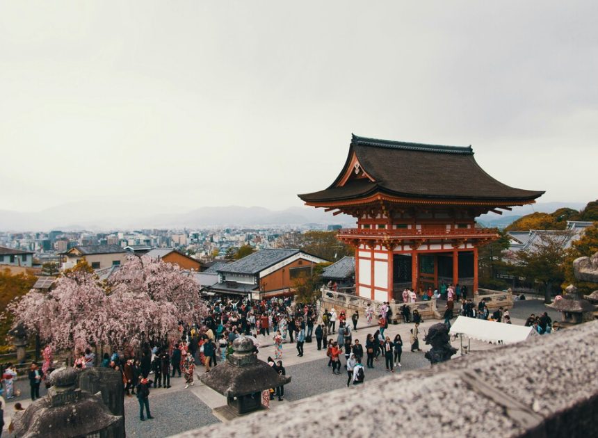 Japón está saturándose por las hordas de turistas extranjeros. Así que en el país han empezado a regalarles vuelos gratis
