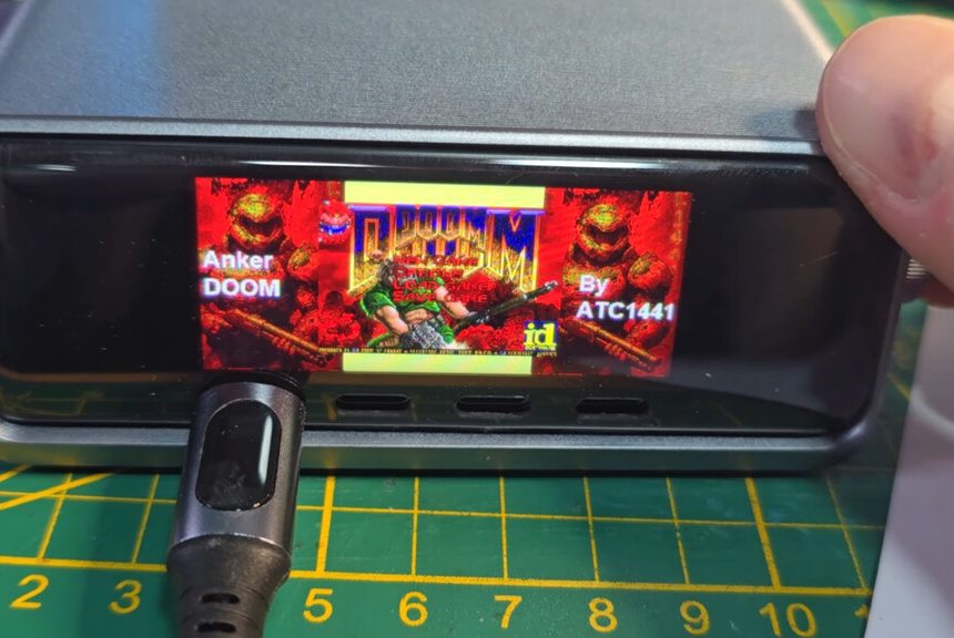 Alguien quería jugar a Doom en una batería portátil: además de conseguirlo, lo mejor ha sido lo bien que va